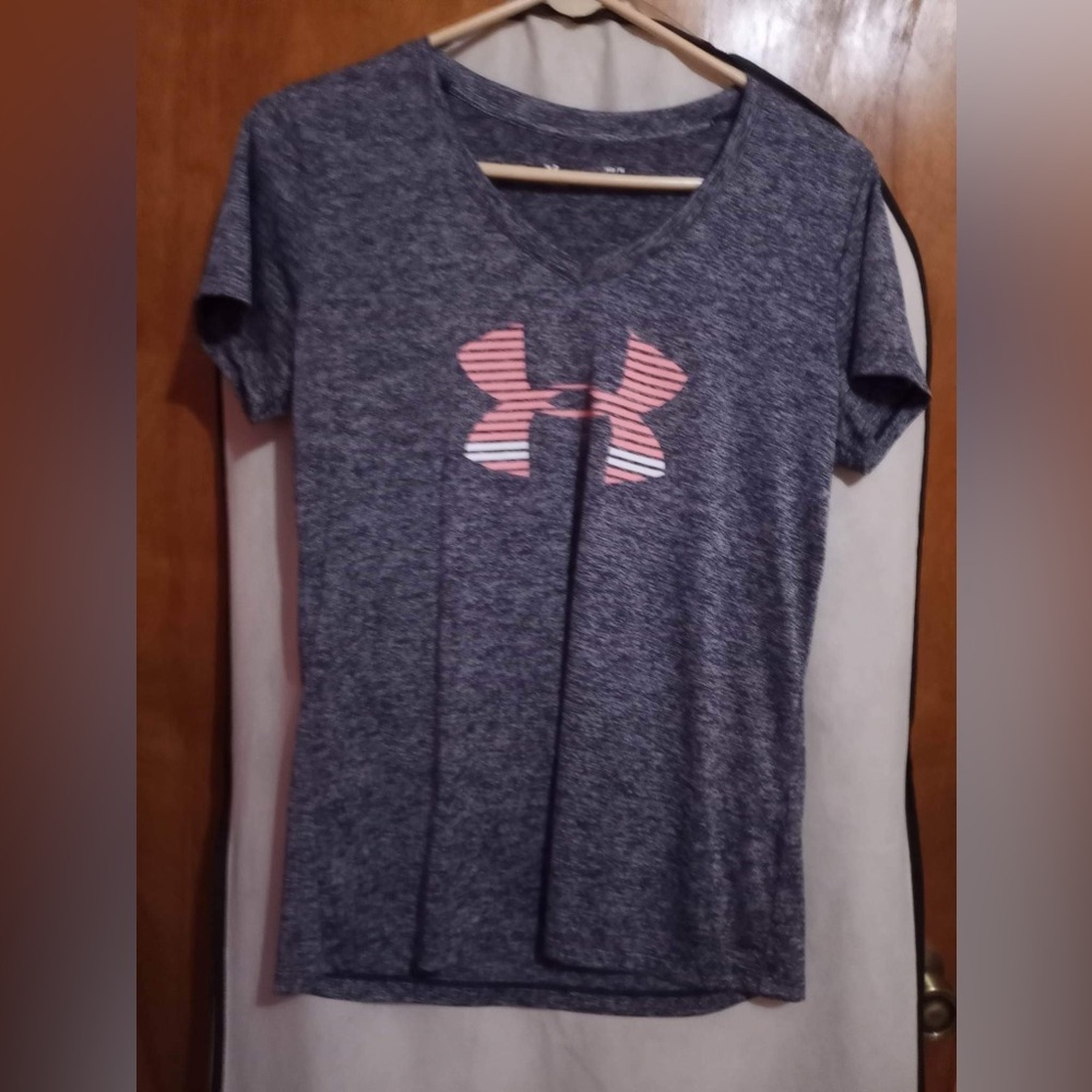 Women’s Under Armour shirt sleeve athletic shirt. Size M